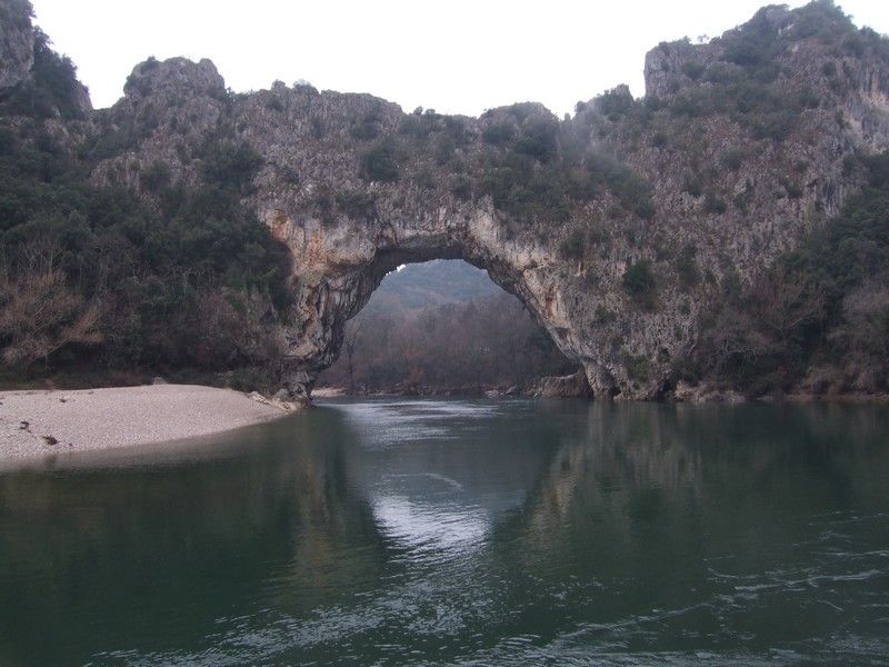 L'arche du Pont d'Arc au-dessus de l'Ardèche