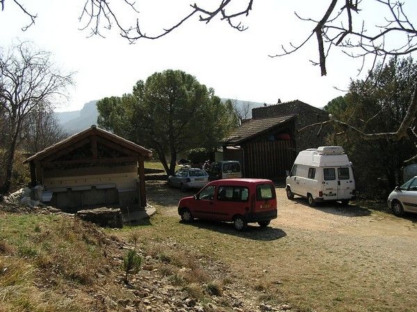 L'arrivée à la base : le parking, un abri en bois et la maison